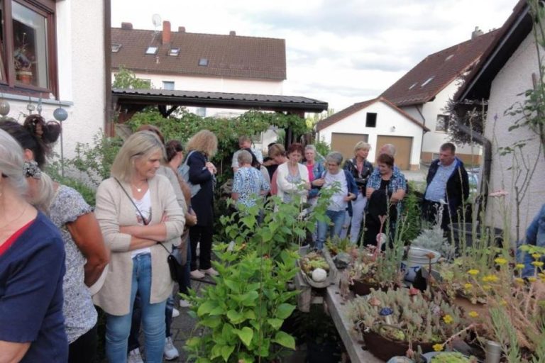 Von der Straße her nicht sonderlich auffällig, verbirgt sich im Garten der Familie Friedrich ein wahres Paradies. Die Gartenbesitzer Irene und Herbert Friedrich führten die begeisterten Gäste aus dem Klosterdorf durch ihr grünes Wohnzimmer.