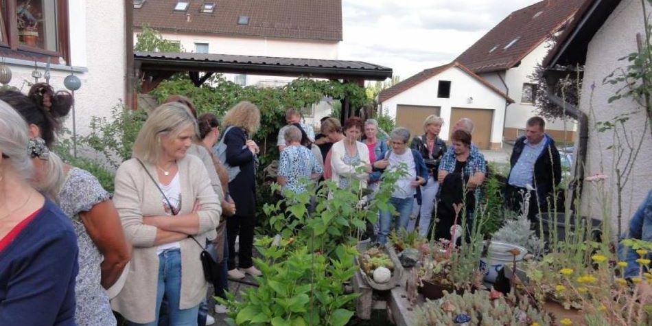 Von der Straße her nicht sonderlich auffällig, verbirgt sich im Garten der Familie Friedrich ein wahres Paradies. Die Gartenbesitzer Irene und Herbert Friedrich führten die begeisterten Gäste aus dem Klosterdorf durch ihr grünes Wohnzimmer.
