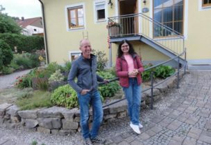 Die Gastgeber Luzia und Markus Kleber führten die Gartler aus dem Klosterdorf durch ihr großzügig, liebevoll angelegtes grünes Reich.