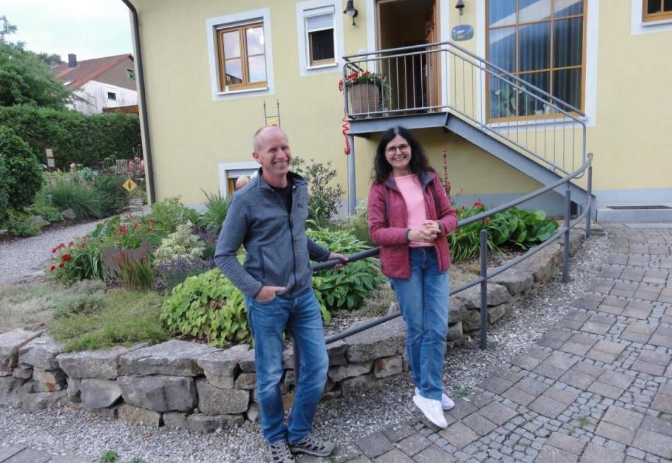 Die Gastgeber Luzia und Markus Kleber führten die Gartler aus dem Klosterdorf durch ihr großzügig, liebevoll angelegtes grünes Reich.