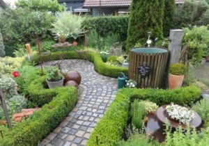 Von der Straße her nicht sonderlich auffällig, verbirgt sich im Garten der Familie Wiesnet ein wahres Paradies. Die Gartenbesitzer Martina und Hans Wiesnet führten die begeisterten Gäste aus dem Klosterdorf durch die Blütenpracht.