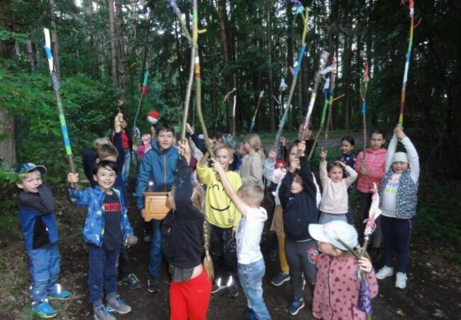 Die Mädchen und Buben fanden nach den tollen Hinweisen die Schatzkiste hinter einer dicken Eiche am Wegrand. Die Begeisterung war groß und schnell ging es zurück ans Lagerfeuer um die Schatzkiste zu öffnen