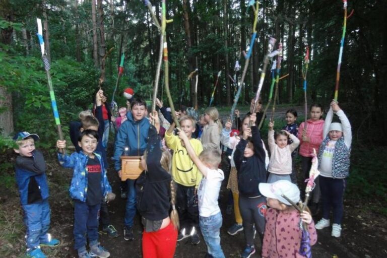 Die Mädchen und Buben fanden nach den tollen Hinweisen die Schatzkiste hinter einer dicken Eiche am Wegrand. Die Begeisterung war groß und schnell ging es zurück ans Lagerfeuer um die Schatzkiste zu öffnen
