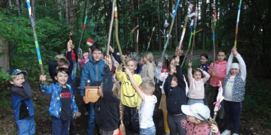 Die Mädchen und Buben fanden nach den tollen Hinweisen die Schatzkiste hinter einer dicken Eiche am Wegrand. Die Begeisterung war groß und schnell ging es zurück ans Lagerfeuer um die Schatzkiste zu öffnen