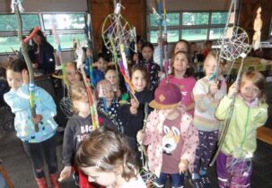 Stolz zeigen die jungen Bastler ihre selbst gefertigten bunten Stockmänner und Traumfänger.