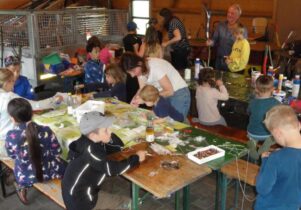 Die Betreuerinnen Barbara Henfling, Christine Hefner und Monika und Tanja Höllerl mit ihren Helfern Max Henfling, Konrad Hösl und Josef Höllerl hatten alles bestens vorbereitet und sorgten für einen lehrreichen und spannenden Feriennachmittag.