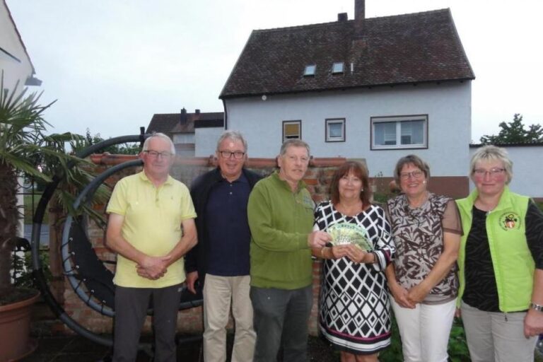 Die beiden Vorsitzenden Josef Höllerl (dritter von links) und Christine Walter (rechts) bedanken sich bei Familie Schmidt, die den Vertretern des Vereins „Hoffnung für Menschen“ Christine Götzl und Georg Bayerl eine Spende von 800 Euro übergeben