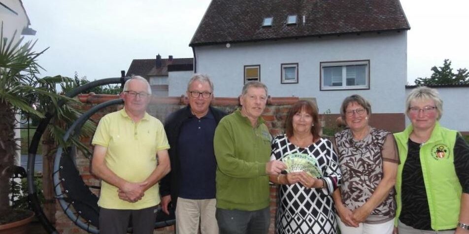 Die beiden Vorsitzenden Josef Höllerl (dritter von links) und Christine Walter (rechts) bedanken sich bei Familie Schmidt, die den Vertretern des Vereins „Hoffnung für Menschen“ Christine Götzl und Georg Bayerl eine Spende von 800 Euro übergeben Die beiden Vorsitzenden Josef Höllerl (dritter von links) und Christine Walter (rechts) bedanken sich bei Familie Schmidt, die den Vertretern des Vereins „Hoffnung für Menschen“ Christine Götzl und Georg Bayerl eine Spende von 800 Euro übergeben