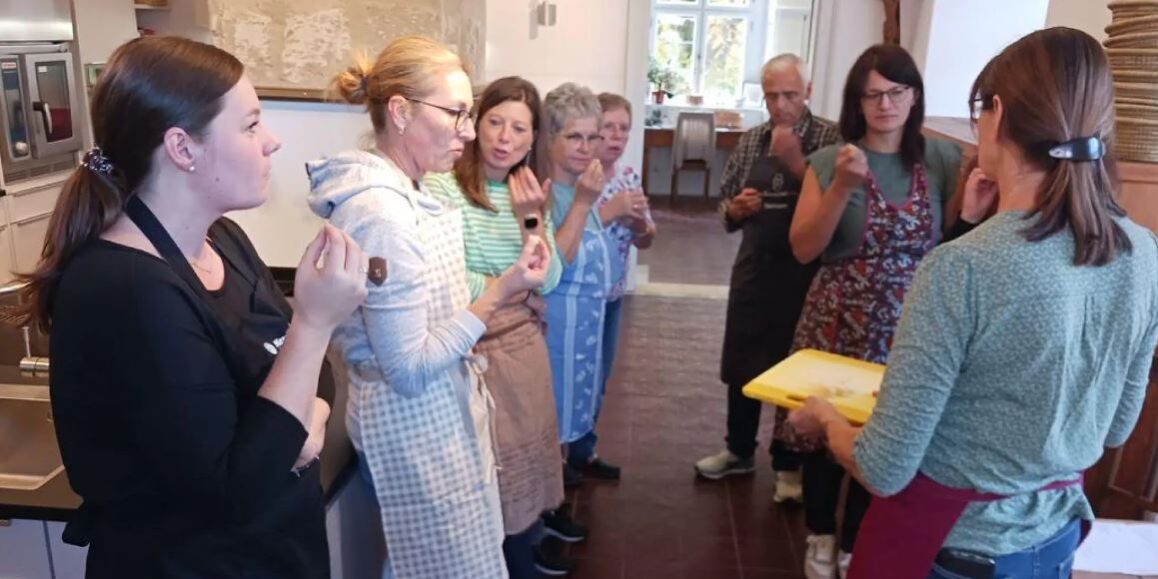 Altes Gemüse Die Teilnehmer beim Kochnachmittag in der Klosterküche mit Klosterköchin Jutta Bundscherer. Alte Gemüsesorten sind ein wahres Geschmackserlebnis.