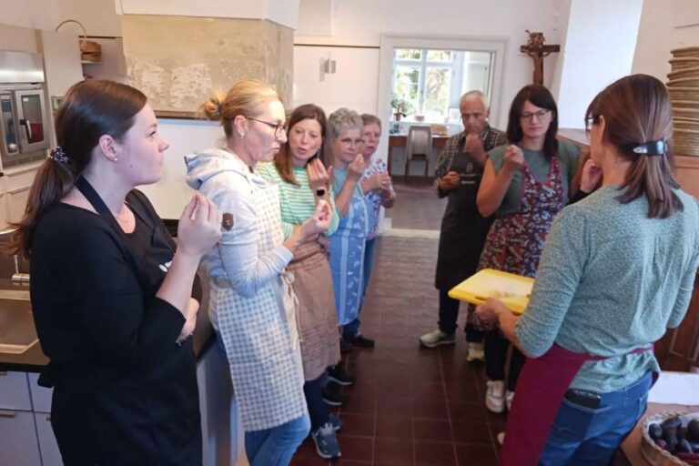 Die Teilnehmer beim Kochnachmittag in der Klosterküche mit Klosterköchin Jutta Bundscherer. Alte Gemüsesorten sind ein wahres Geschmackserlebnis.