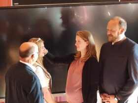 Krönung der neue Holunderkönigin Barbara II